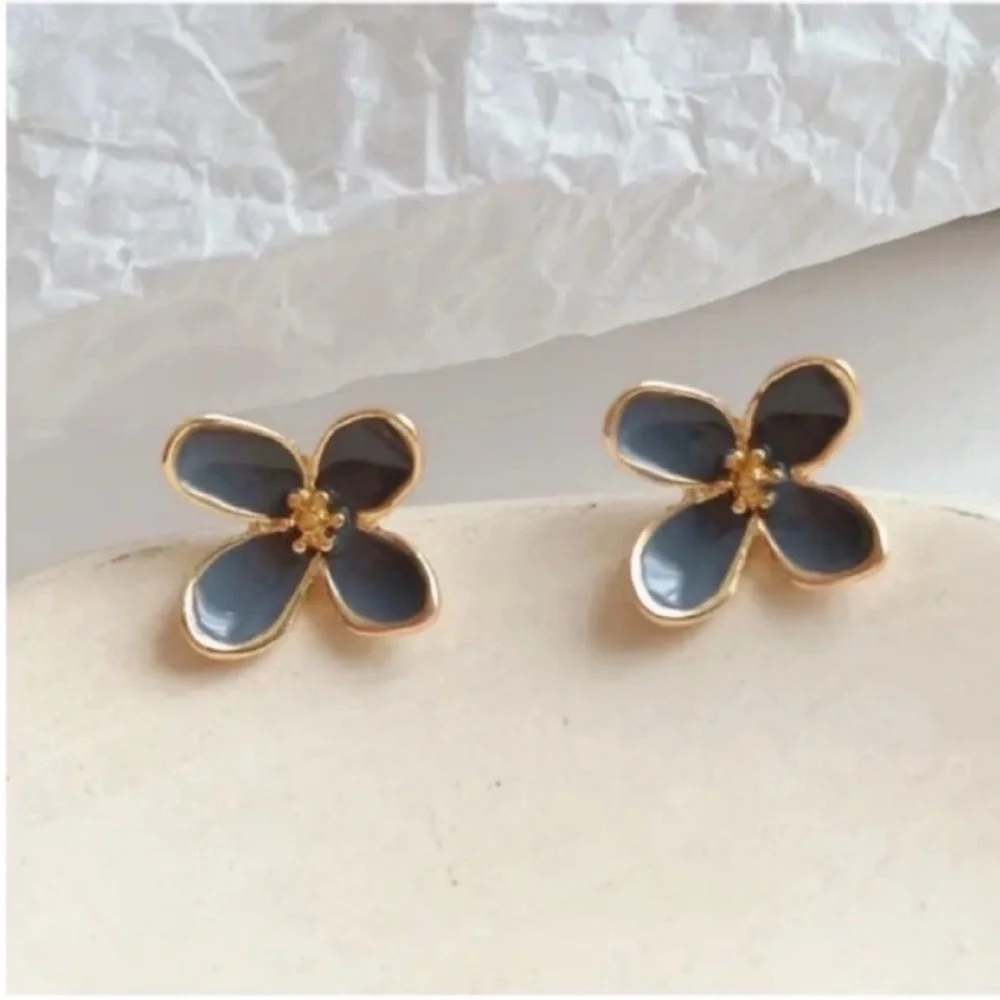 NWOT Sophie Blue Floral Post Earrings